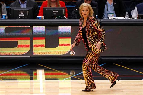 LSU Basketball Coach Kim Mulkey’s Flashy Outfits Through the。